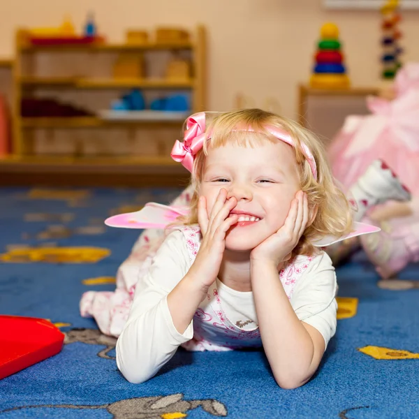 Bambino in camera dei bambini — Foto Stock