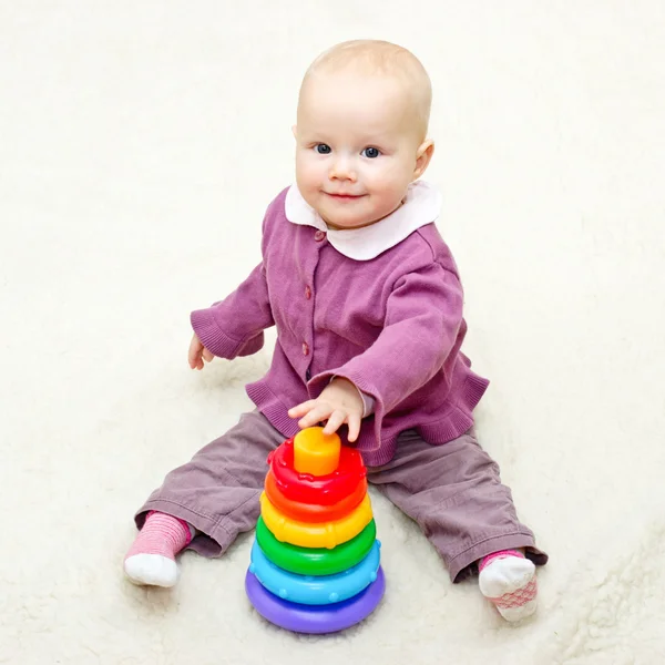 Bebé con pirámide de color —  Fotos de Stock