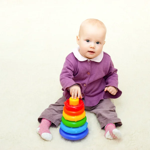 Младенец с цветной пирамидой — стоковое фото