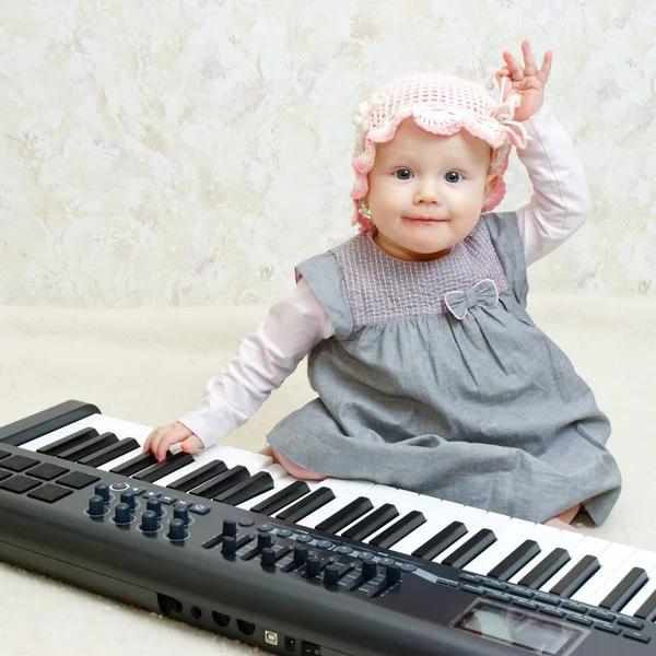 婴儿与钢琴 — 图库照片