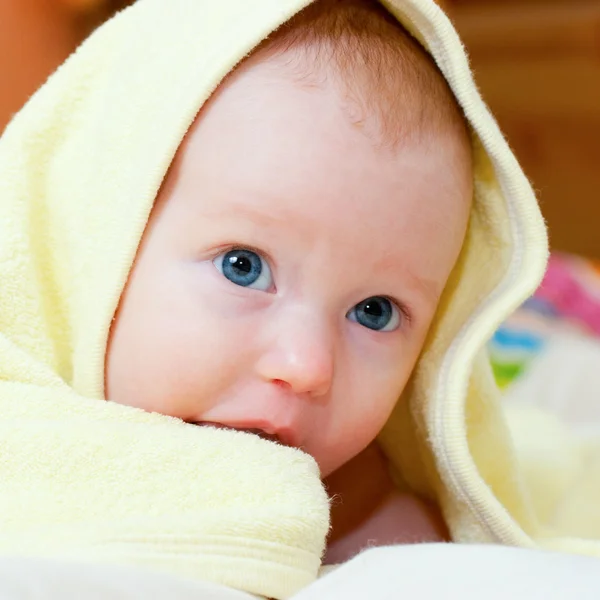 Infant under towel — Stock Photo, Image