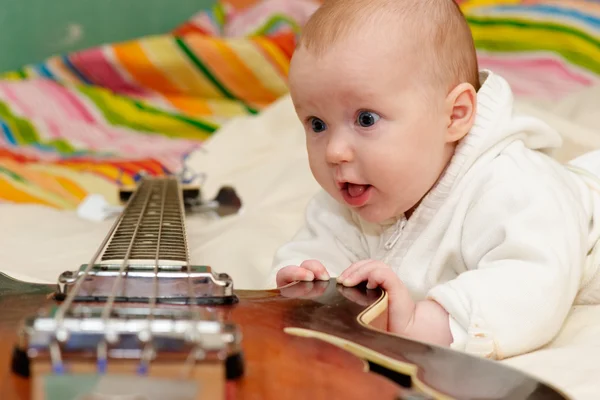 Baby- en de basgitaar — Stockfoto