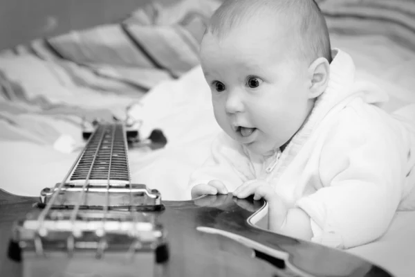 Infant and the bass guitar — Stock Photo, Image