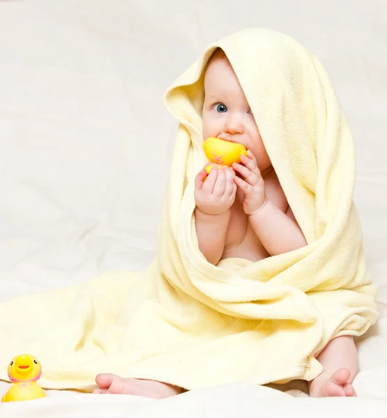 Infantile avec canard en caoutchouc — Photo