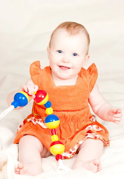 Bebé con sonajero —  Fotos de Stock