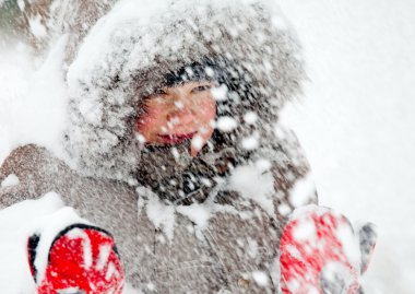 Karda oynayan çocuk
