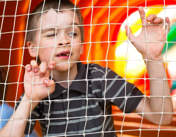 Junge auf Spielplatz — Stockfoto