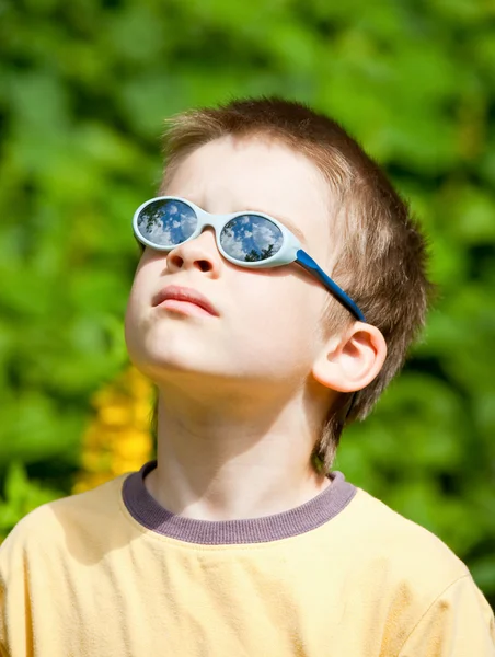 Bambino con gli occhiali da sole — Foto Stock