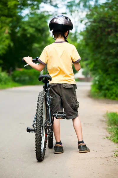 Kid met fiets — Stockfoto