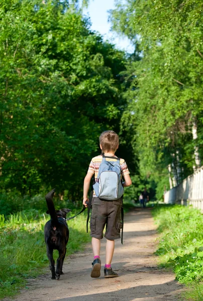 Enfant avec un chien — Photo