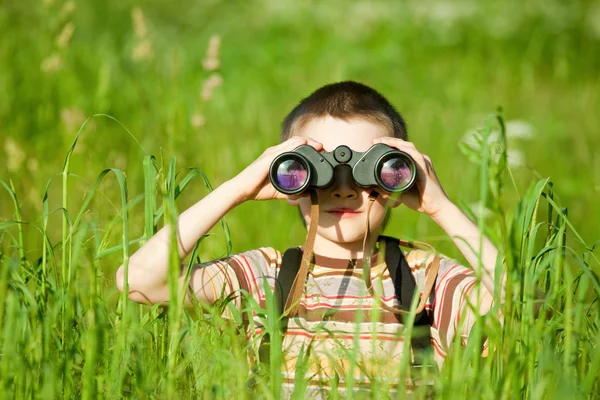 Niño con binocular — Foto de Stock