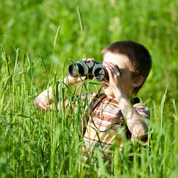 Kid with binocular — Stock Photo, Image