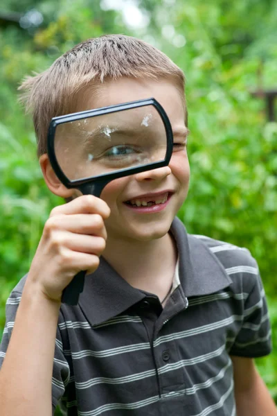 Niño con lupa — Foto de Stock