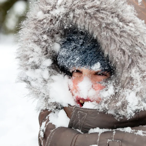 Ребенок играет на снегу — стоковое фото