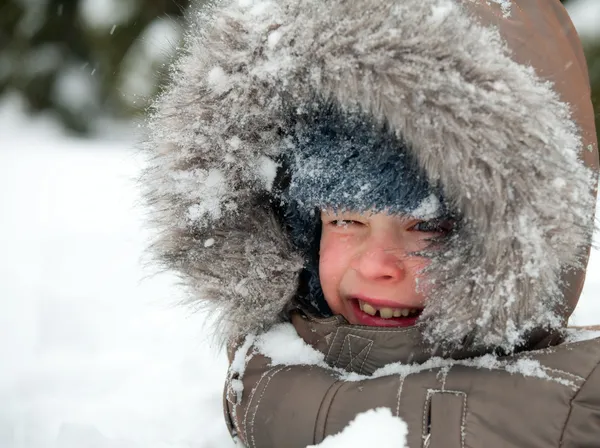 Ребенок играет на снегу — стоковое фото