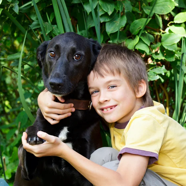 Kid met een hond — Stockfoto