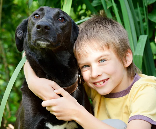 Ragazzo con un cane — Foto Stock