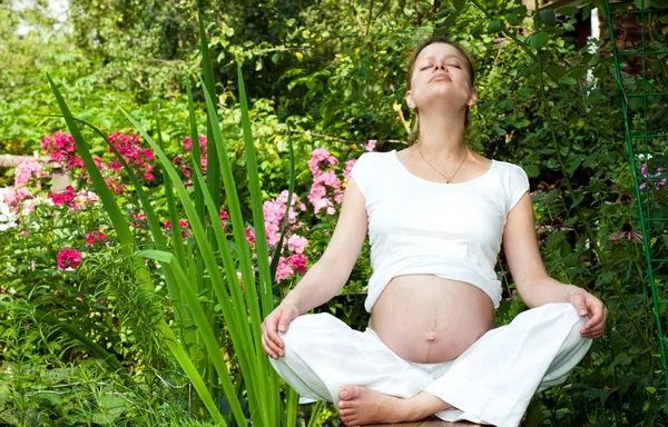 Relaxando em um jardim — Fotografia de Stock