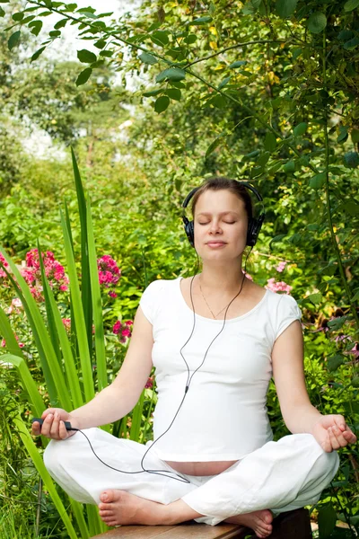 Ontspannen in een tuin — Stockfoto