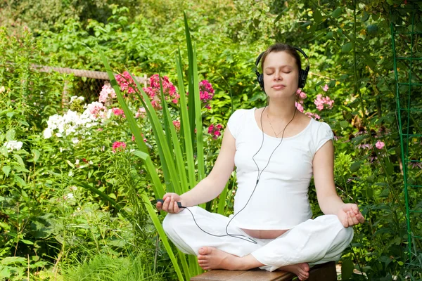 Ontspannen in een tuin — Stockfoto