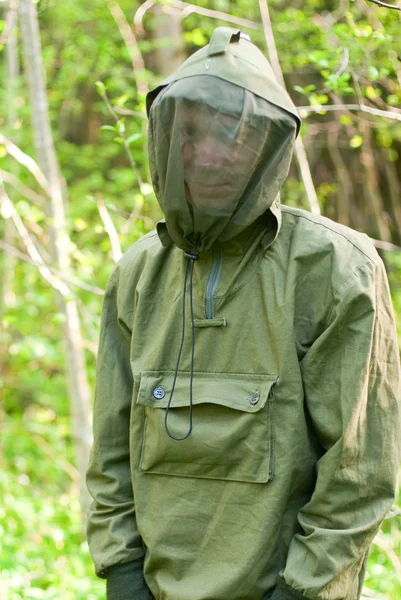 Homme dans l'encéphalite vêtements de protection — Photo