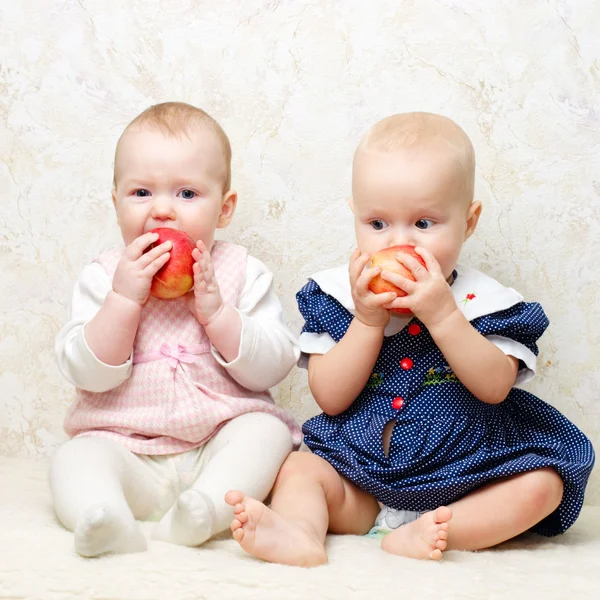 Dos bebés con manzanas — Foto de Stock