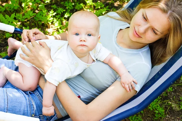 Mère avec bébé fille — Photo