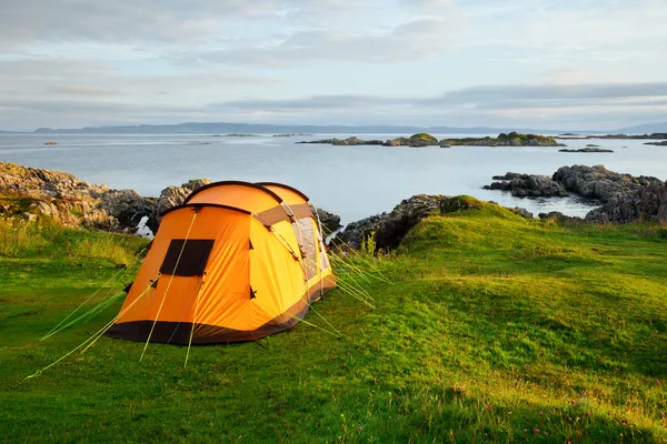 Camping tente située sur la rive de l'océan — Photo