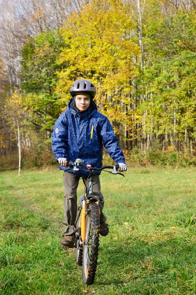 Мальчик на велосипеде в парке — стоковое фото