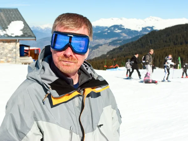 身穿蓝色护目镜滑雪者 — 图库照片
