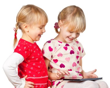 tablet bilgisayar ile oynayan kızlar