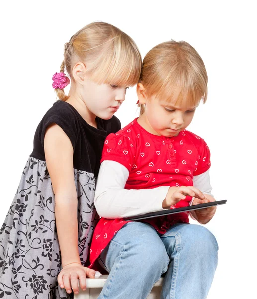 Meninas brincando com um computador tablet — Fotografia de Stock