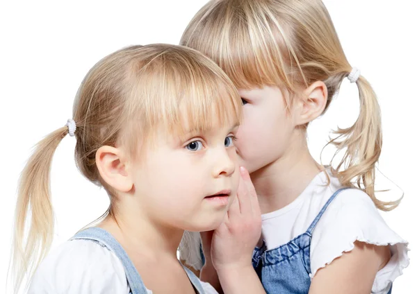 Kleine meisjes delen een geheim — Stockfoto