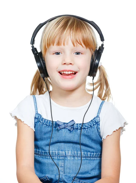 Petite fille portant des écouteurs — Photo