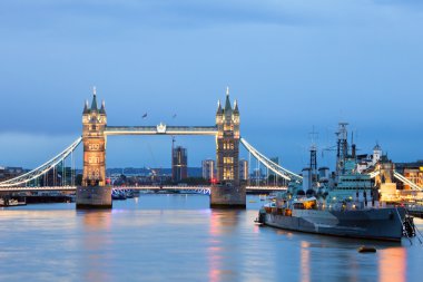 Tower bridge ve hms belfast