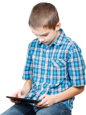 tablet bilgisayar ile oynayan çocuk
