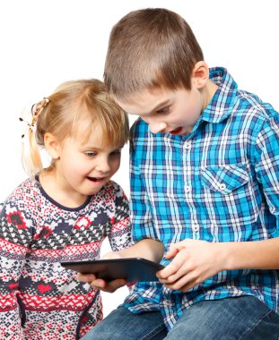 tablet bilgisayar ile oynayan çocuklar