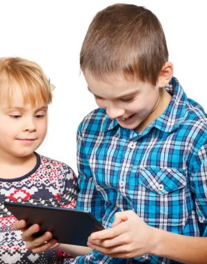 tablet bilgisayar ile oynayan çocuklar