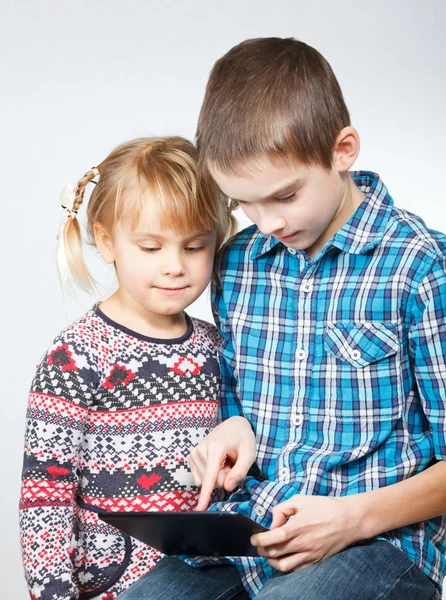 Kinder spielen mit einem Tablet-Computer — Stockfoto