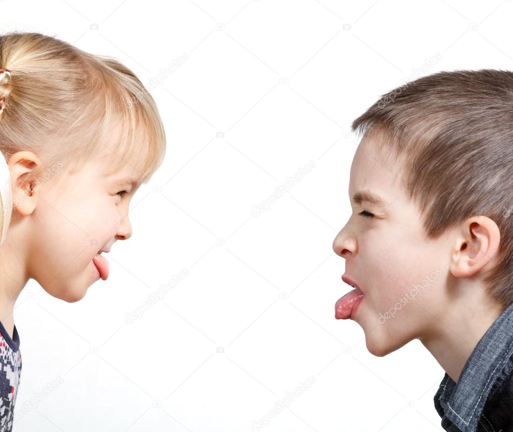 Children sticking out tongues