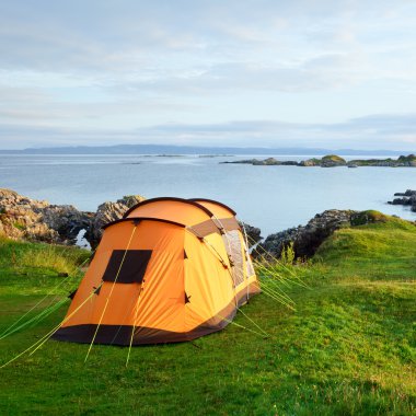 okyanus kıyısında kamp çadırı