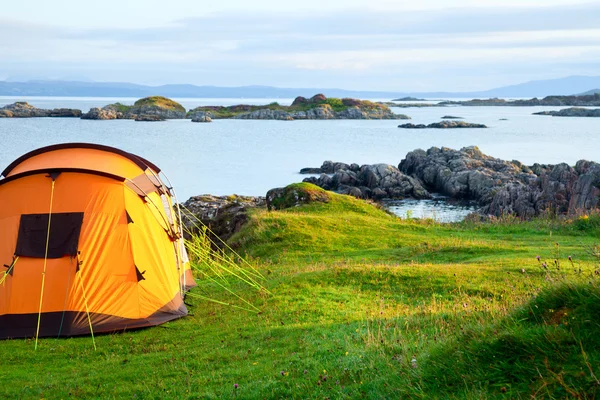 Camping tent on ocean shore — Stock Photo, Image