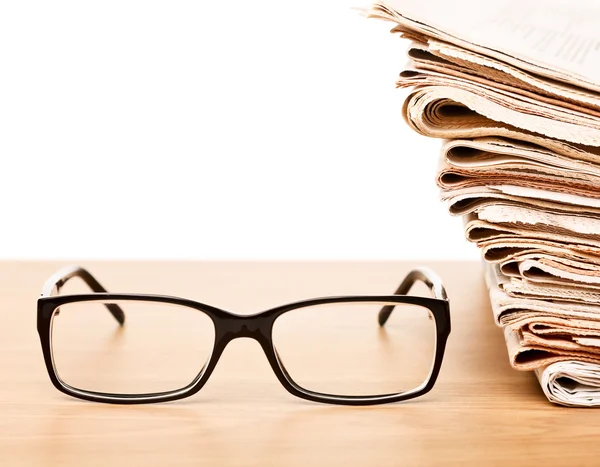 Glasses and newspapers — Stock Photo, Image