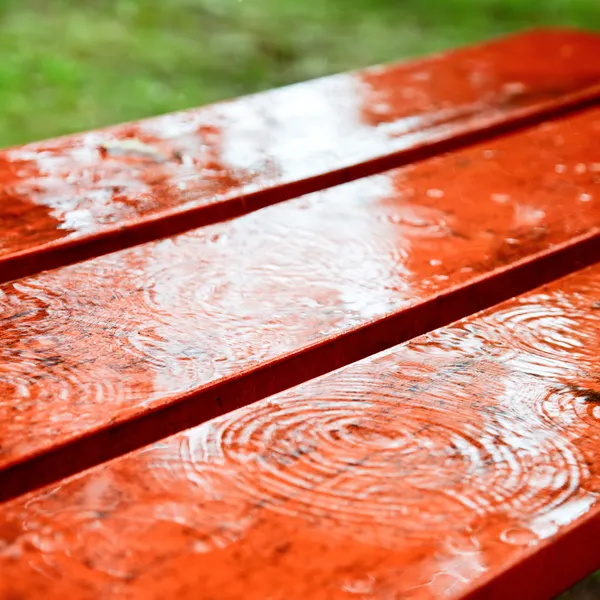 Kapky deště na lavičce — Stock fotografie