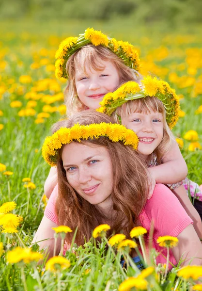 Mujer con niños al aire libre — Foto de Stock