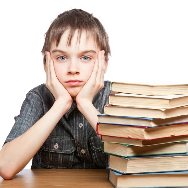 Bambino stanco con pila di libri — Foto Stock