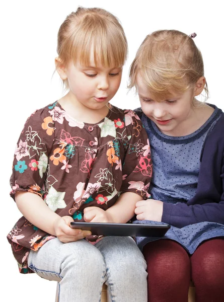 Mädchen spielen mit einem Tablet-Computer — Stockfoto