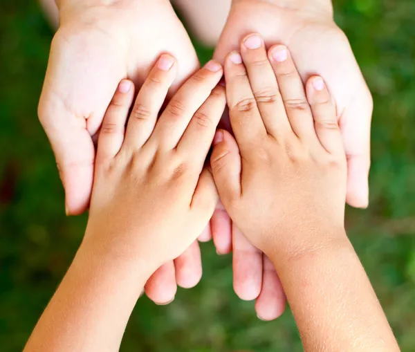 Holding hands — Stock Photo, Image