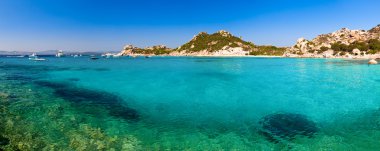 cala corsara Sardinya'nın turkuaz su temizlemek