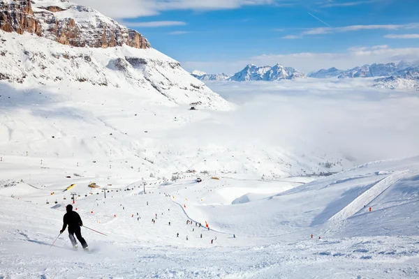 Op een piste skiër — Stockfoto